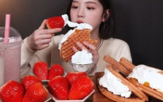 小姐姐吃草莓苹果汁,小姐姐的清新饮品之旅